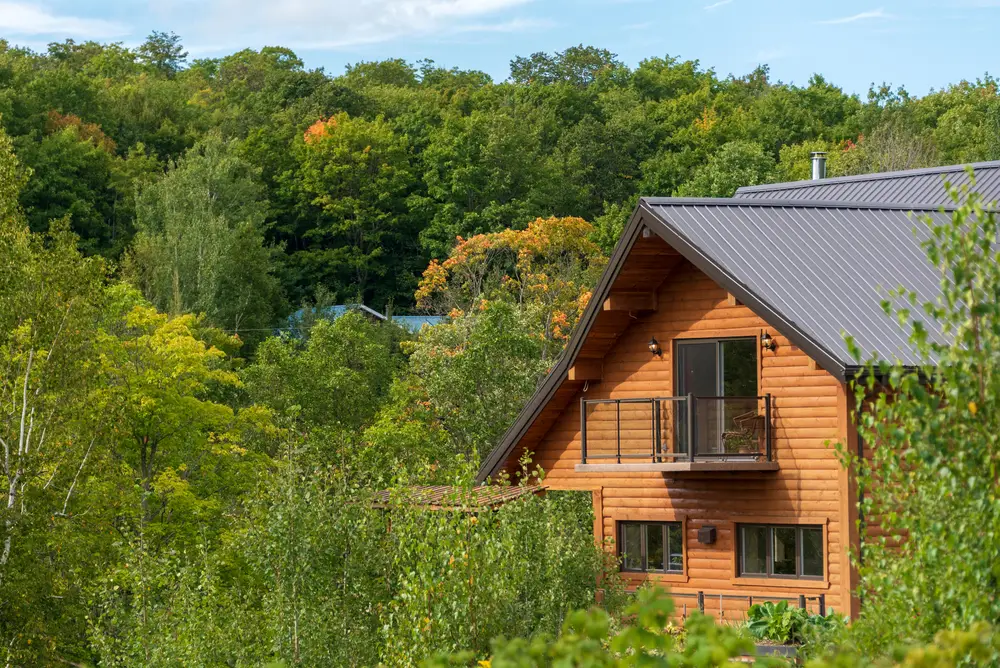 Haus aus Naturstämmen