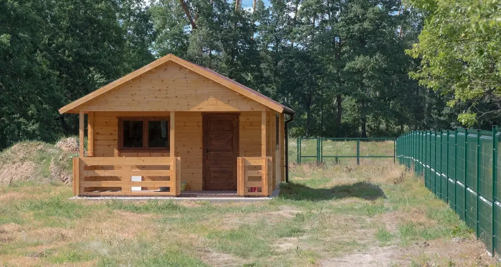 Tiny House aus Holz im Garten